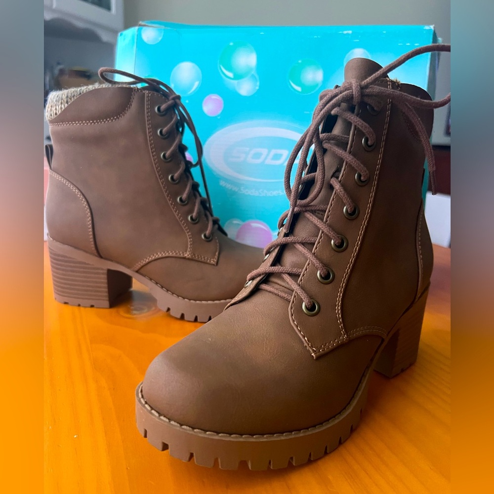 NWT Soda women’s size 7.5 brown faux-suede, neutral ankle boots, zipper & laces